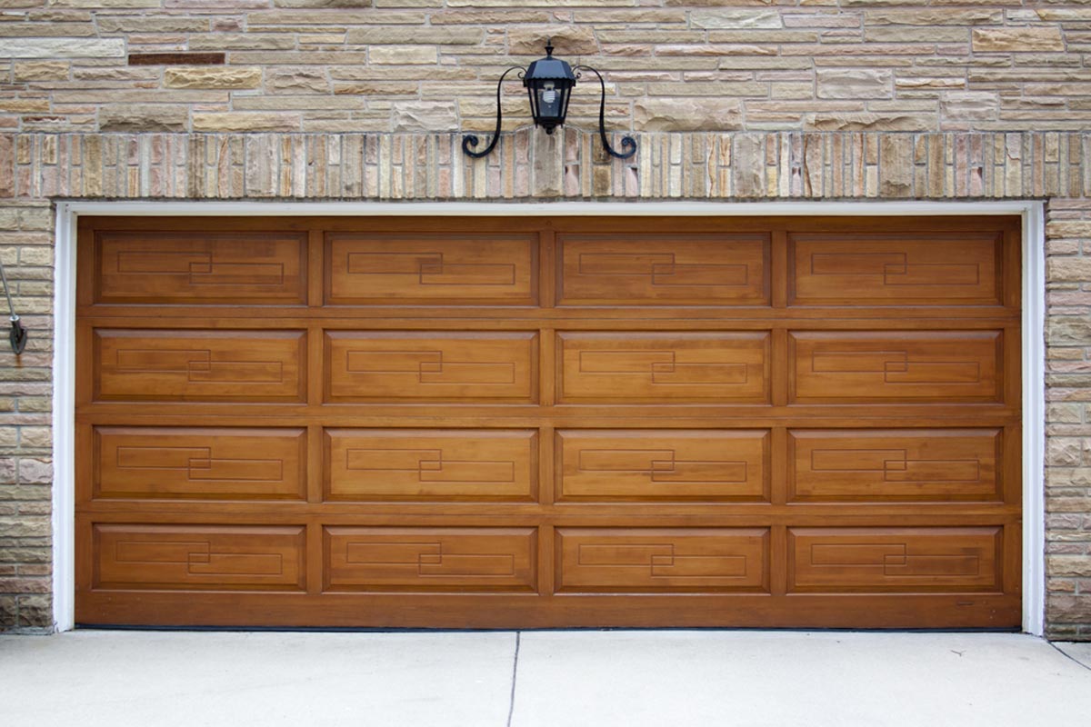 How to select the finest garage door repair service? post thumbnail image